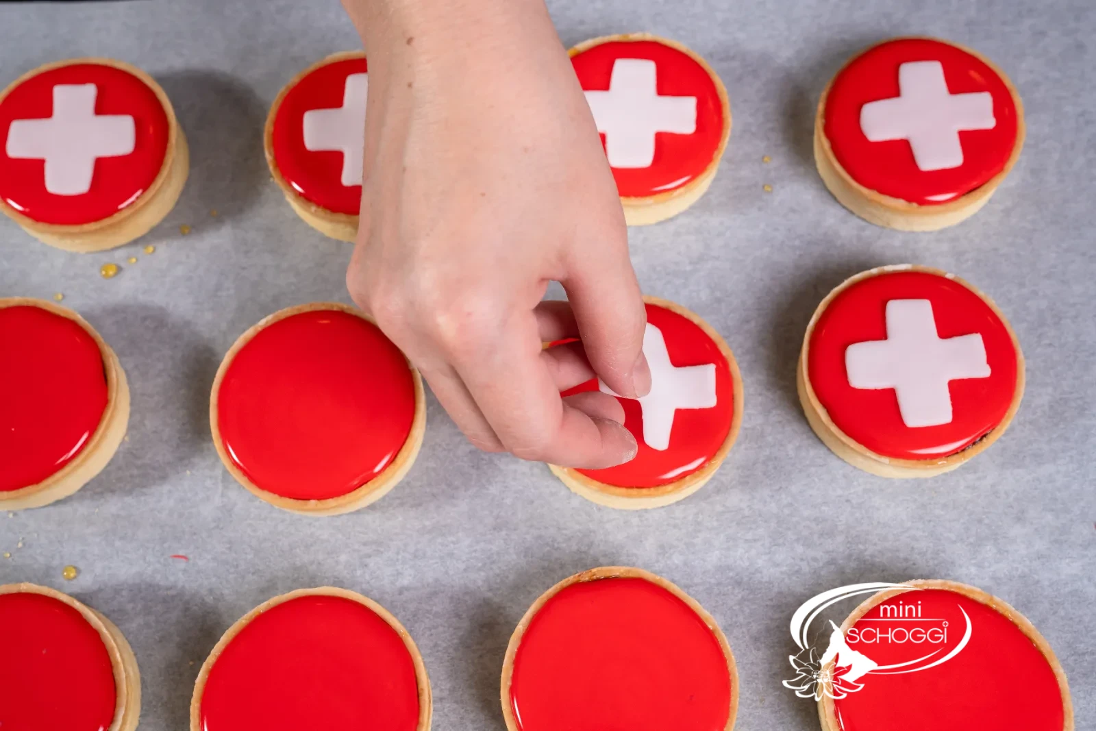 Applicare le croci finché il fondant è umido