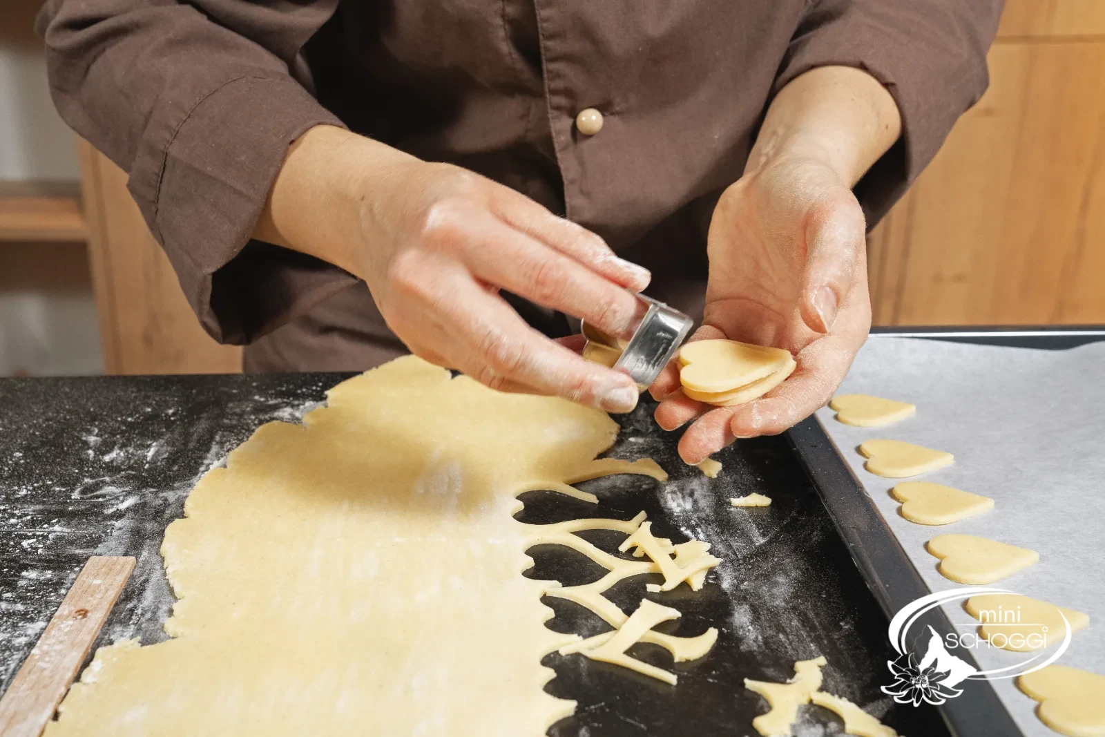 Con il tagliabiscotti a cuore si ritagliano le basi