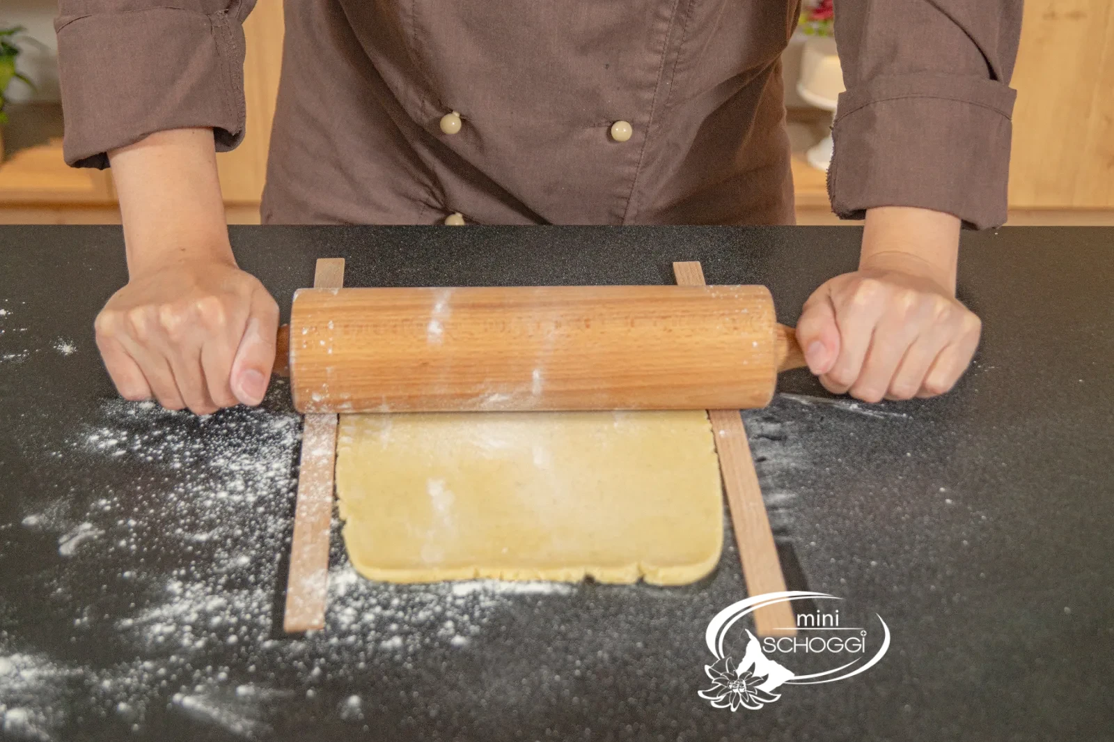 L'impasto per biscotti viene steso uniformemente a 3 mm di spessore con i bastoncini per stendere