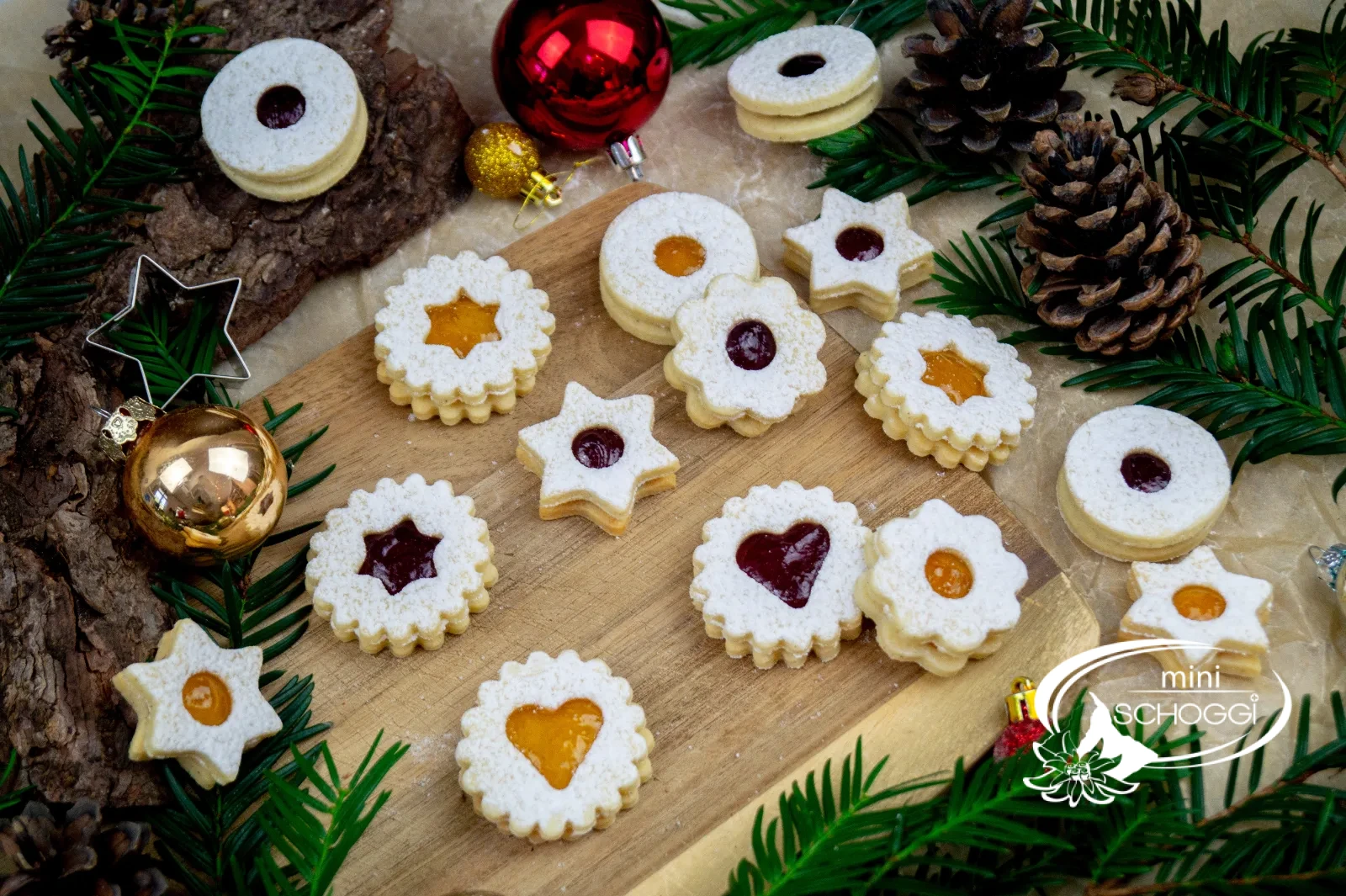 Spitzbuben classici ripieni di confettura e spolverati di zucchero a velo