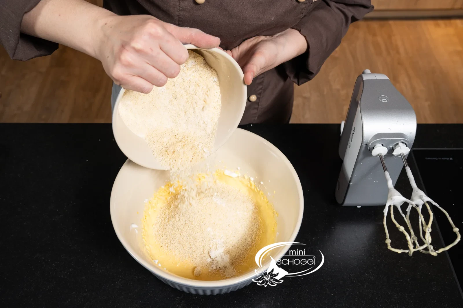 Farina di mandorle, Farina bianca e Polvere da forno vengono aggiunte sulla massa