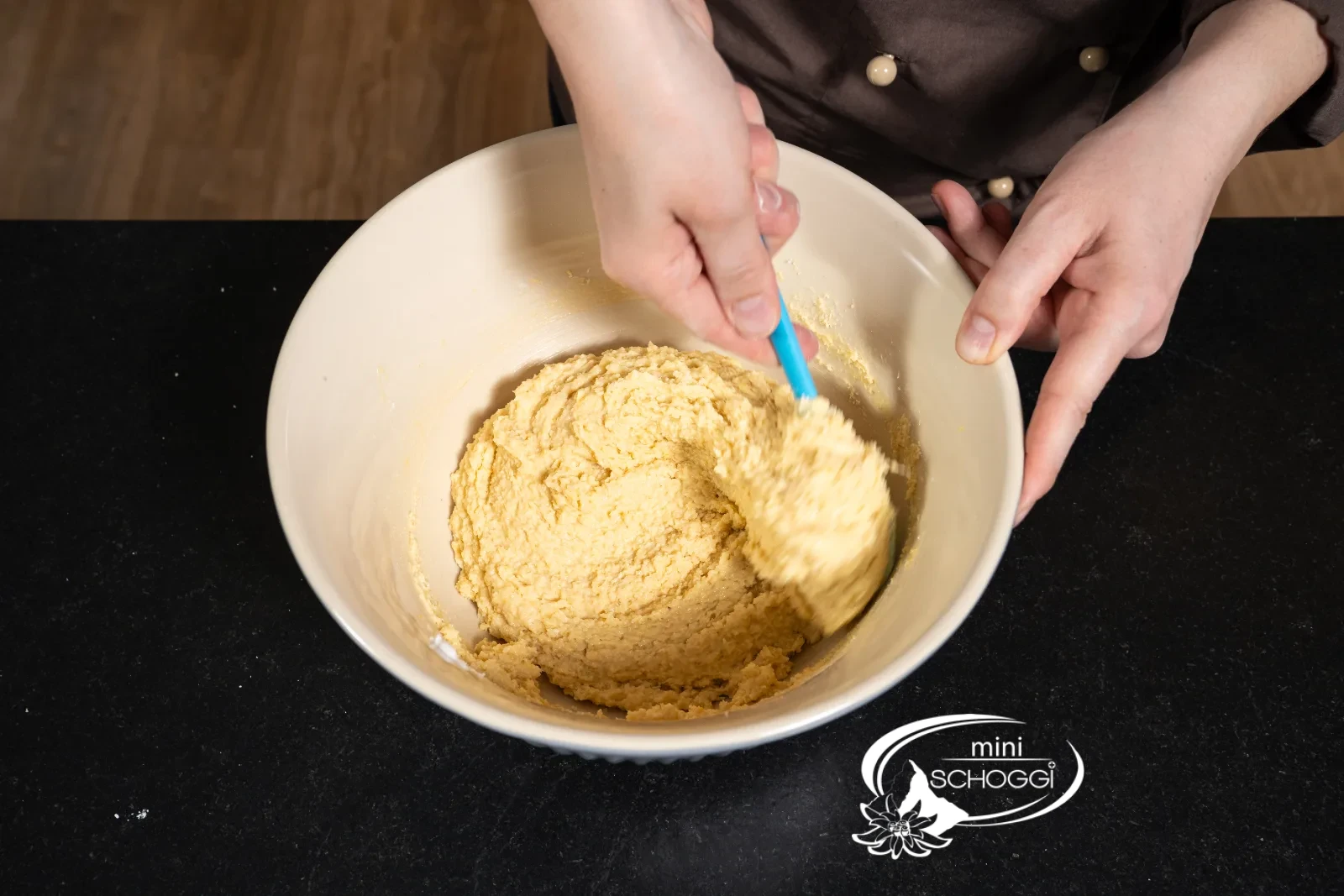 Gli ingredienti secchi vengono incorporati con la Spatola in gomma