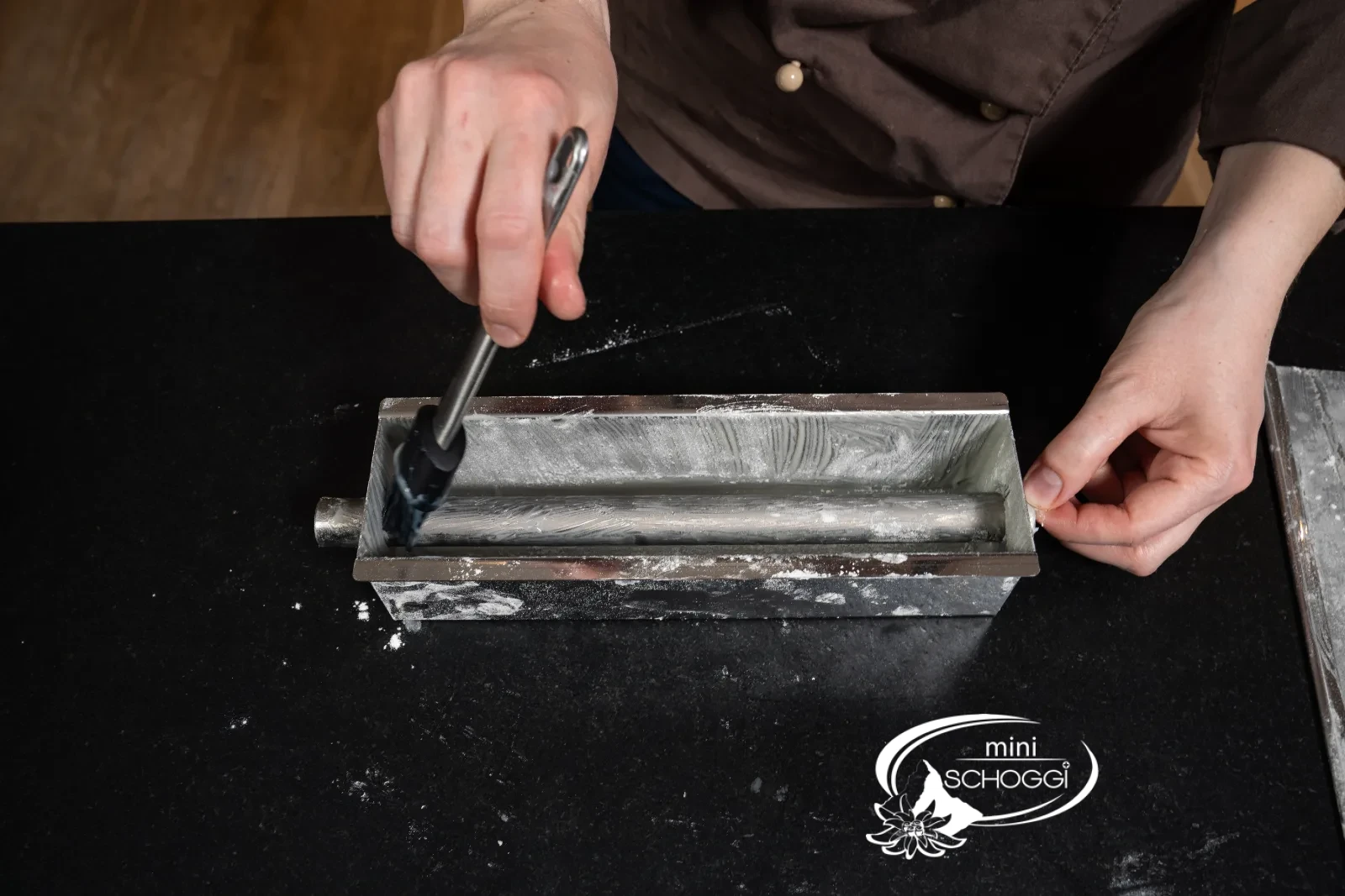 Lo stampo per Travel Cake imburrato e infarinato con il suo coperchio
