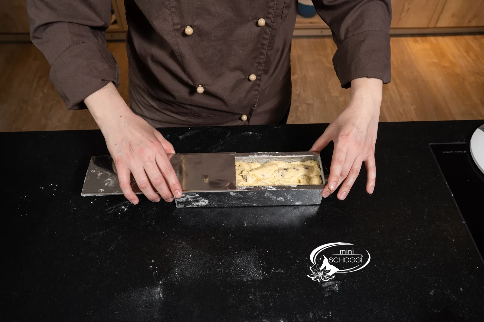 Il coperchio viene fatto scorrere sullo stampo per Travel Cake riempito