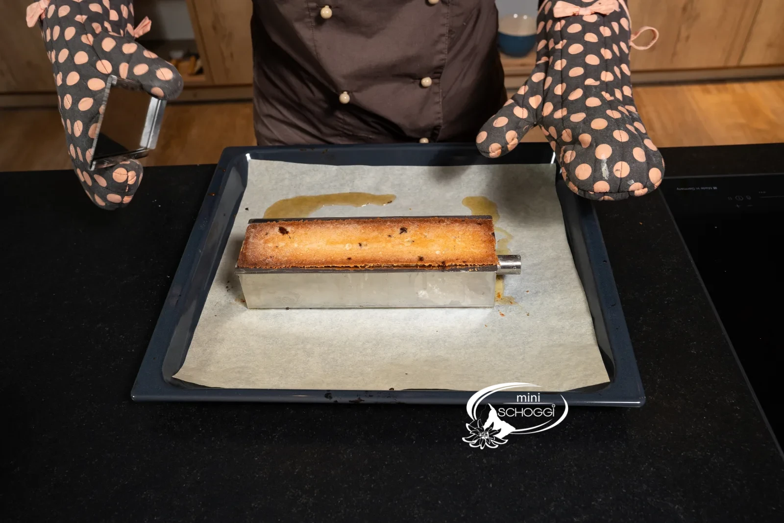 Il Travel Cake aperto finisce di cuocere dorandosi per altri minuti