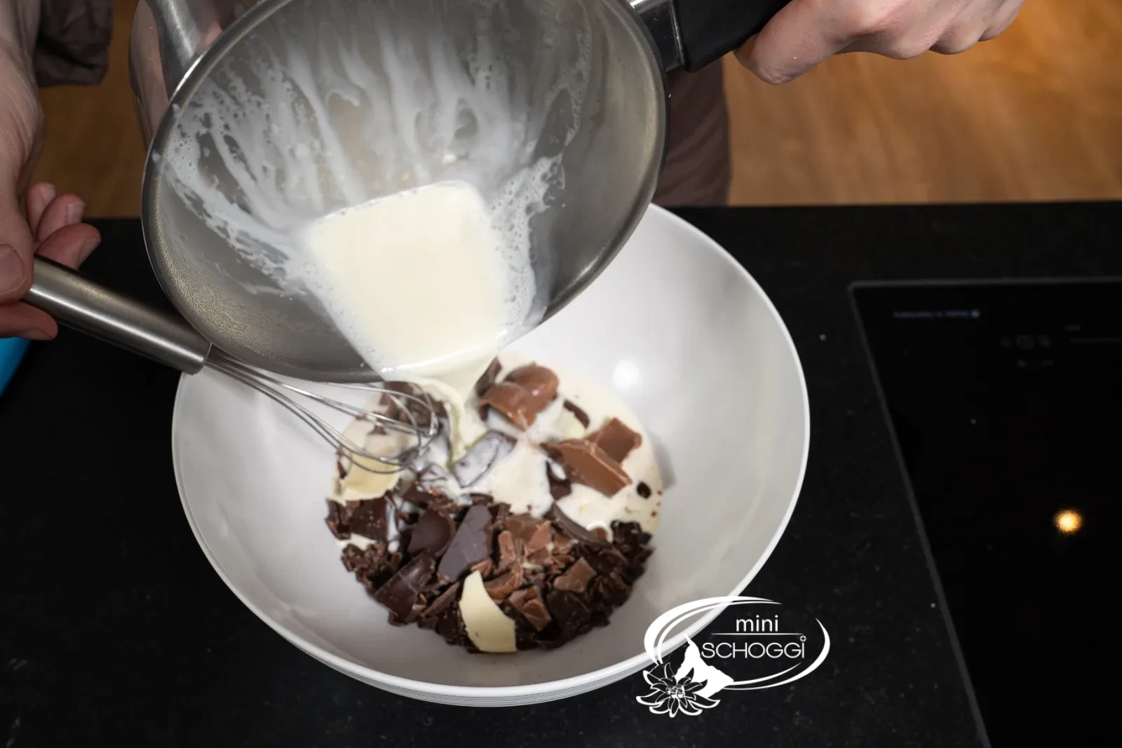 La panna intera bollente viene versata sul cioccolato tritato