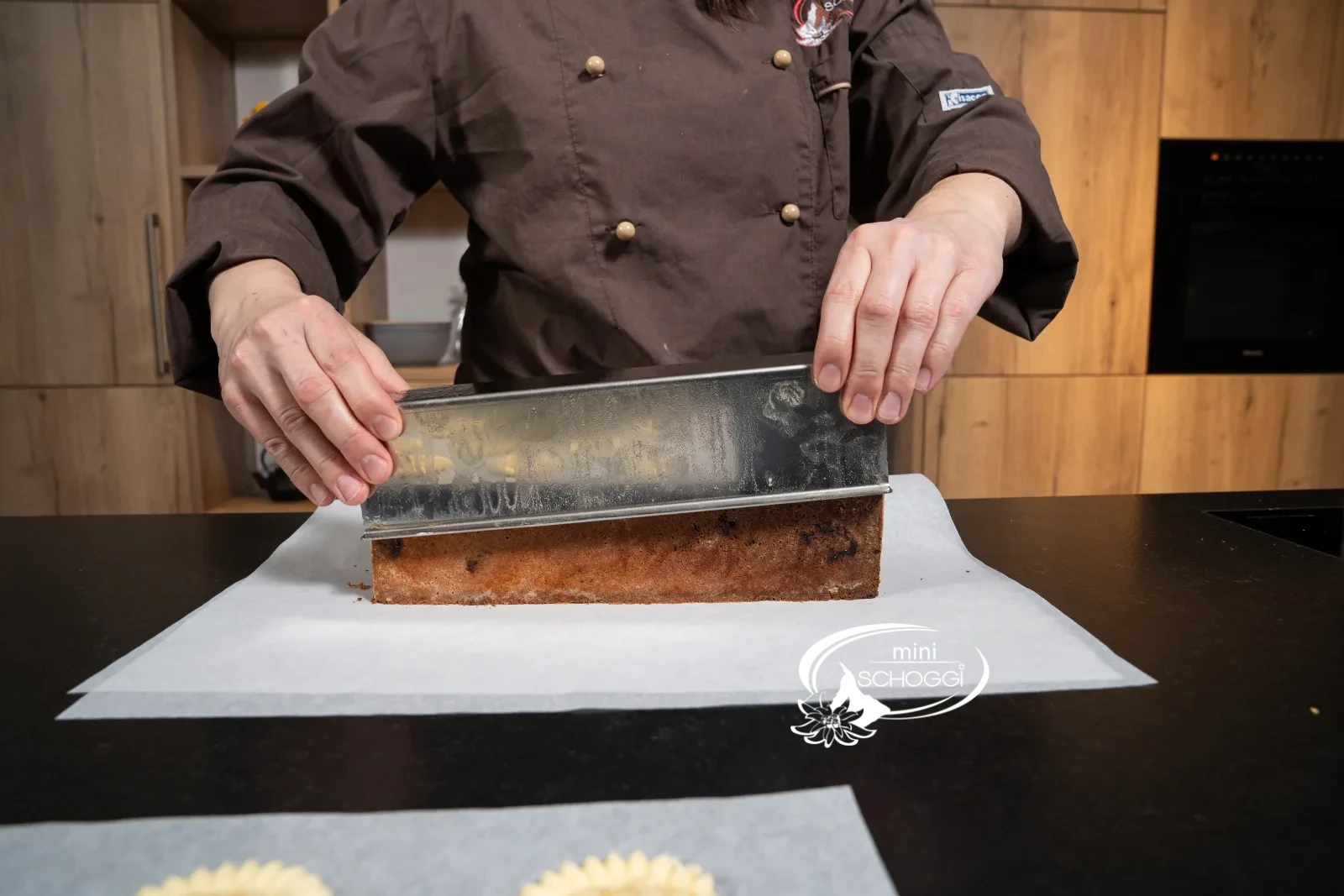 Lo stampo viene sollevato dal Travel Cake capovolto