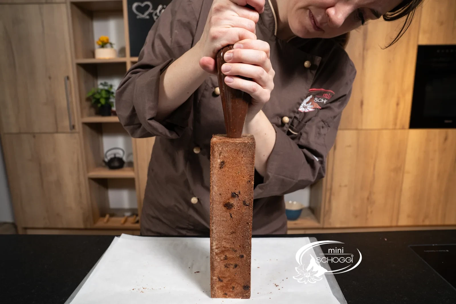 La torta in piedi viene riempita di Ganache attraverso il foro centrale