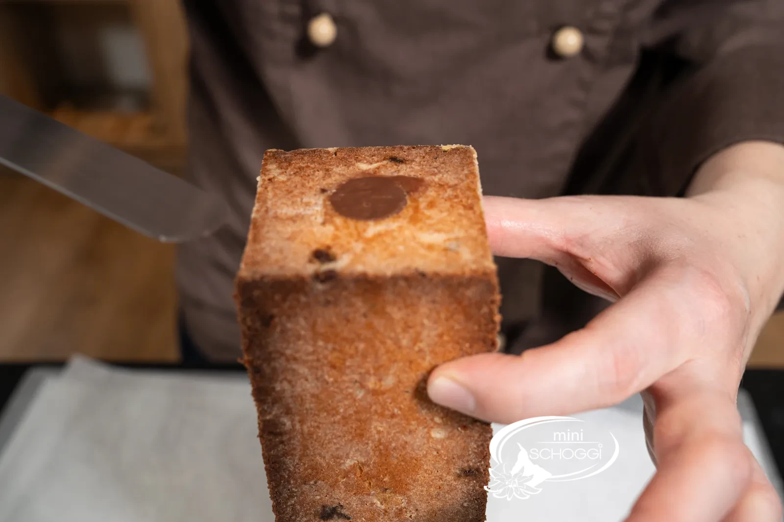 Il foro riempito di Ganache viene lisciato bene con la spatola