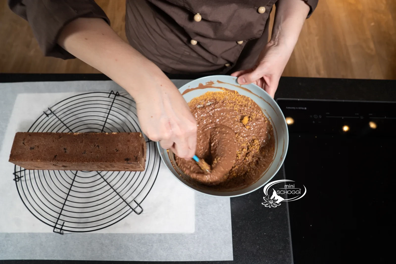 Il Croccante di mandorle viene mescolato nella Glassa per torta sciolta