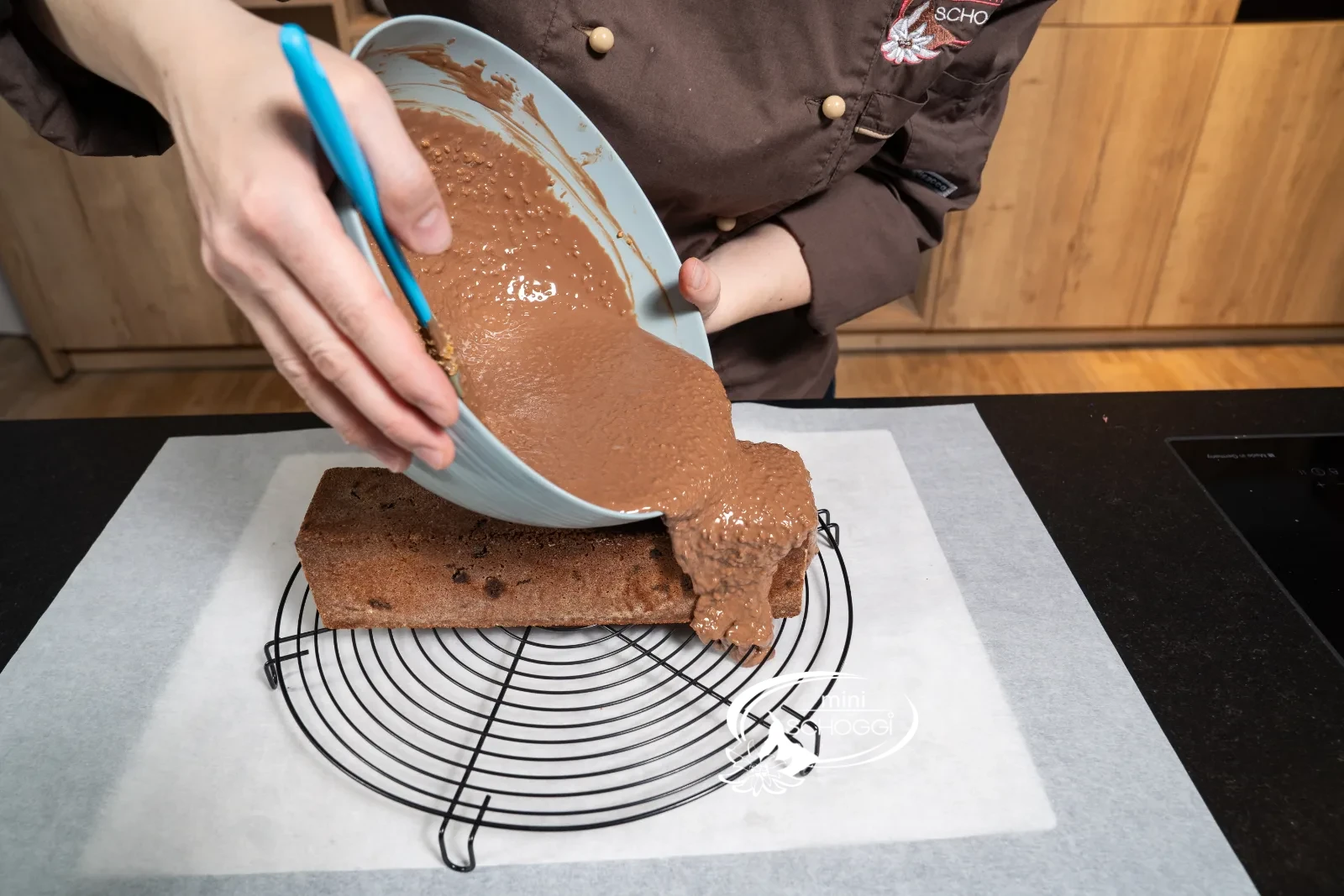 La glassa croccante viene versata abbondantemente sulla torta sulla griglia