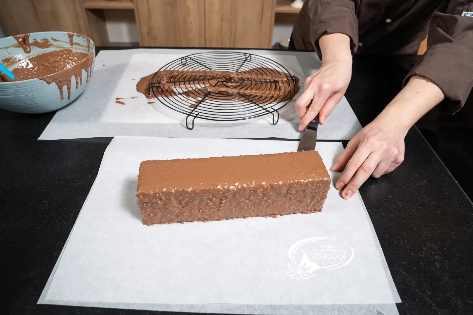 Il Travel Cake appena glassato viene posato dalla griglia sulla carta da forno