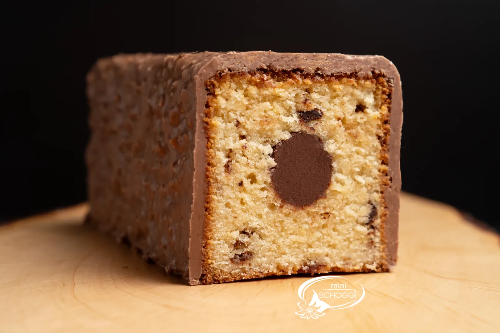 Una fetta di Travel Cake in primo piano con il ripieno di Ganache scura ben visibile