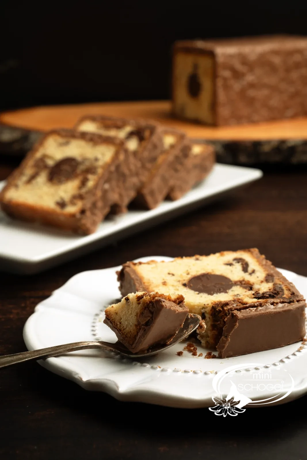 Una fetta di Travel Cake in primo piano con il ripieno di Ganache scura ben visibile