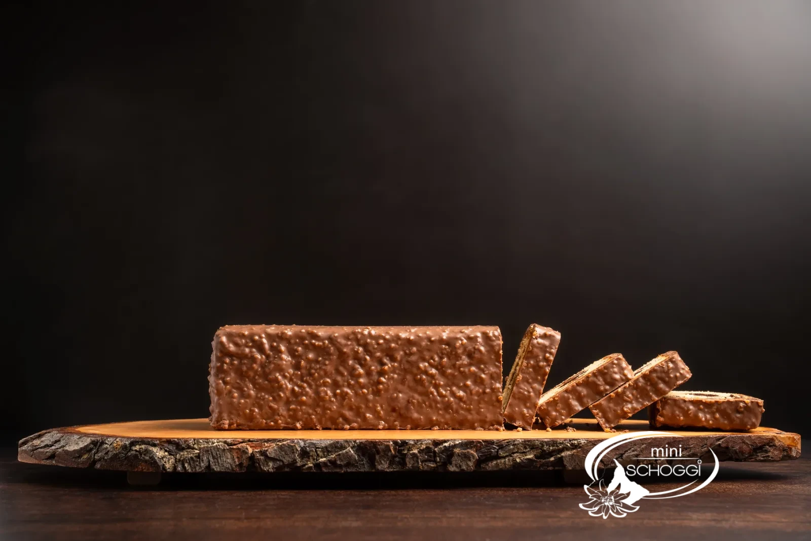 Il Travel Cake appena glassato viene posato dalla griglia sulla carta da forno