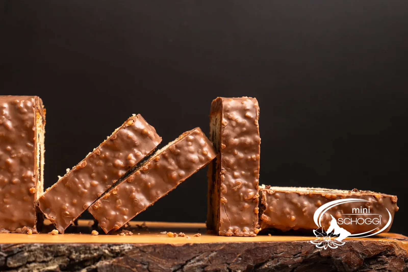 Una fetta di Travel Cake in primo piano con il ripieno di Ganache scura ben visibile