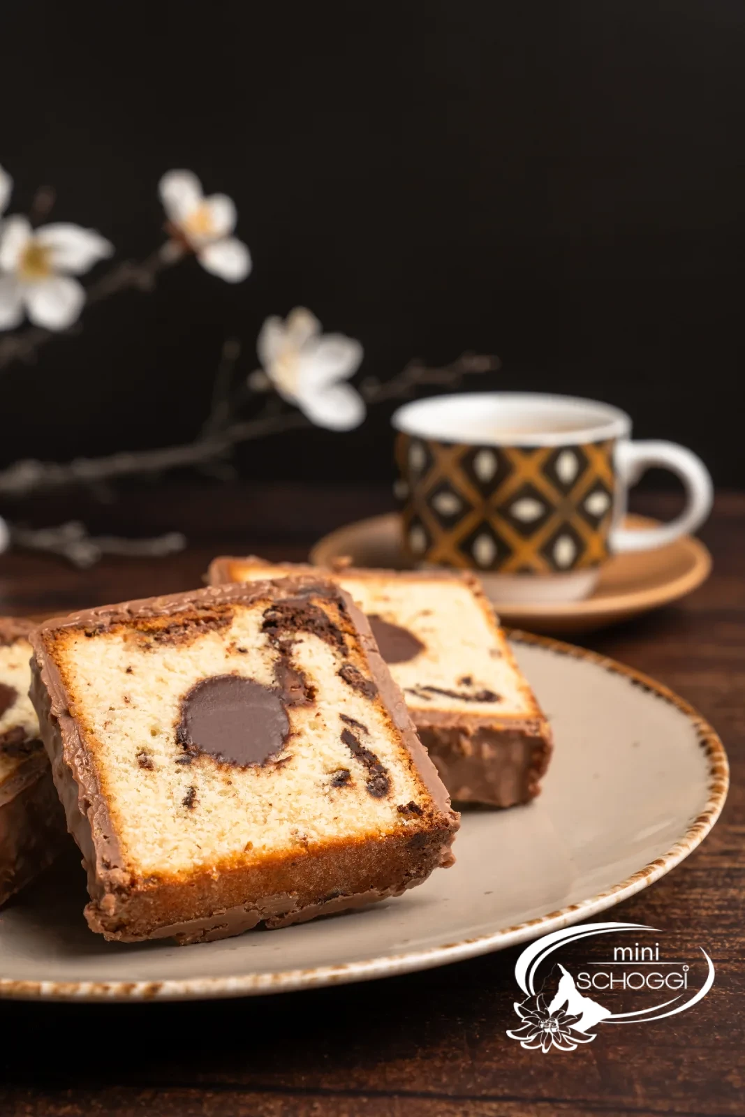 Una fetta di Travel Cake in primo piano con il ripieno di Ganache scura ben visibile