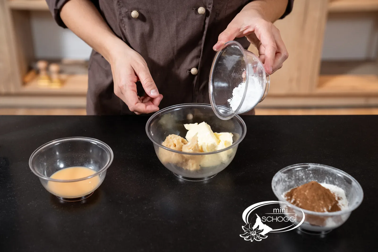 Ajouter le sucre glace au beurre et à la pâte d'amande