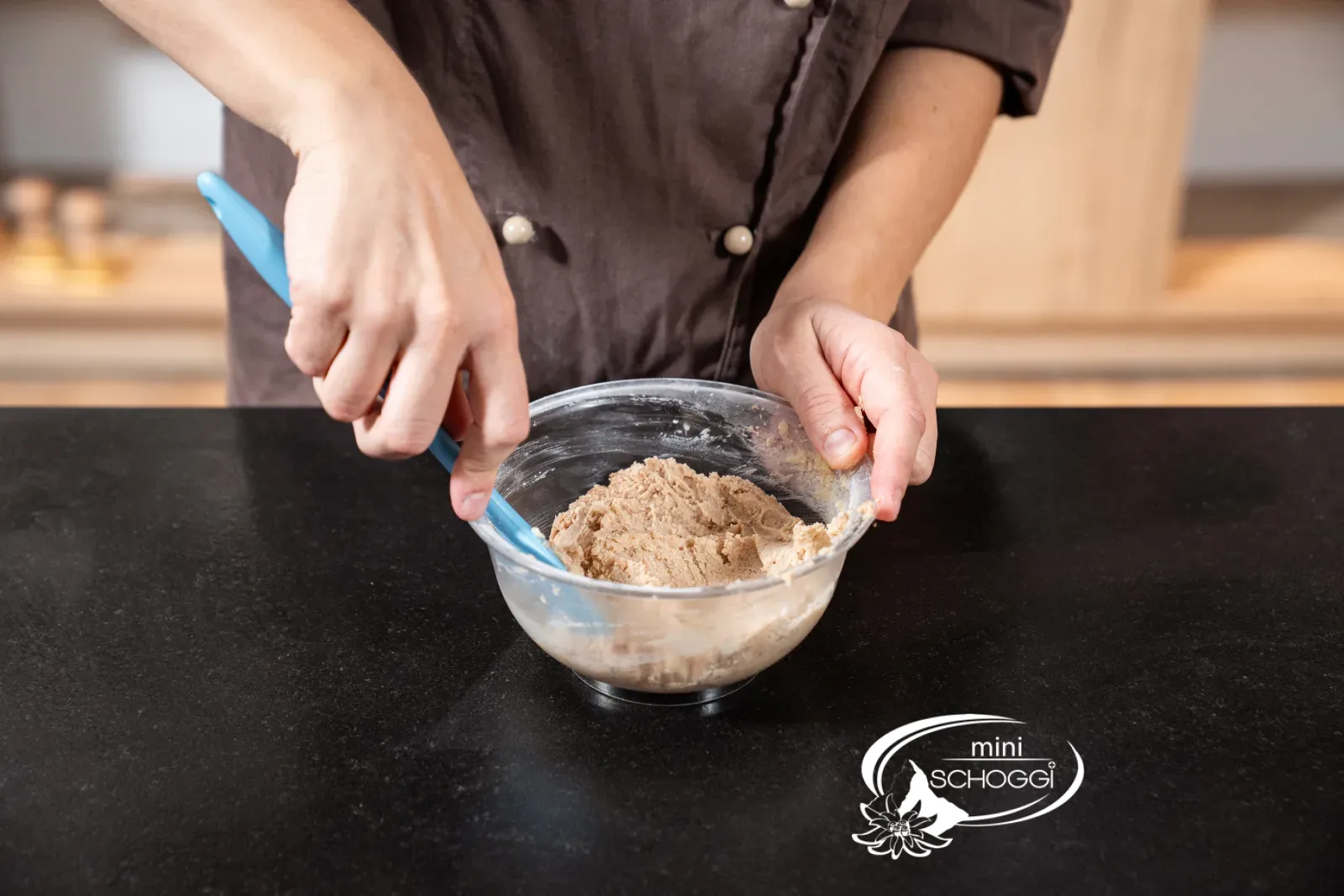 Incorporer la farine avec la spatule à pâte