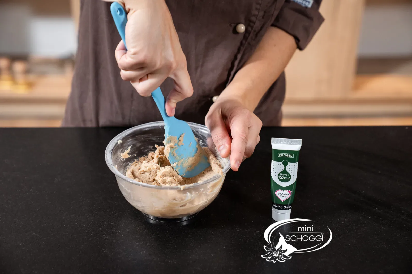 Incorporer le gel-couleur avec la spatule à pâte