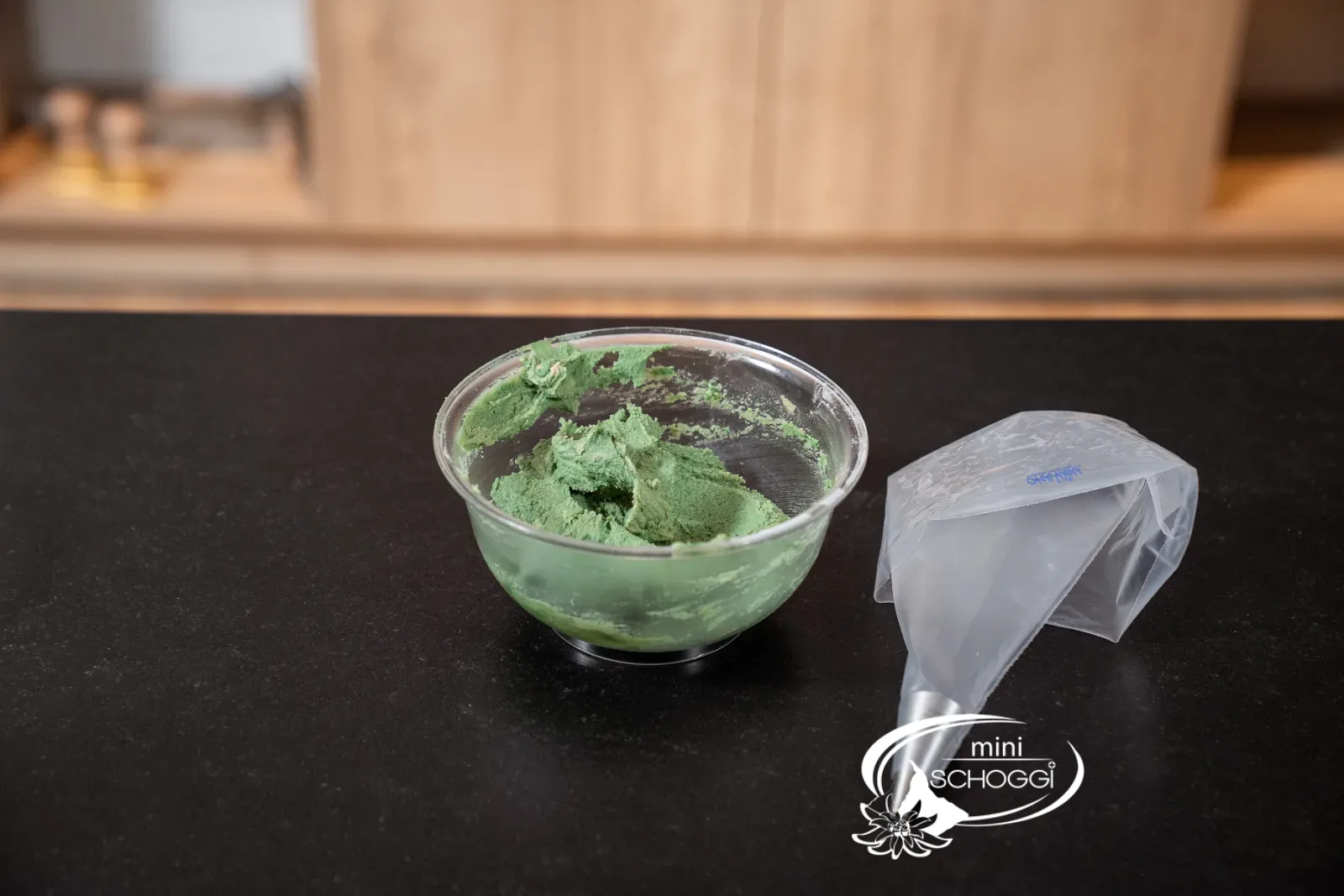 Pâte verte et poche à douille avec douille étoile