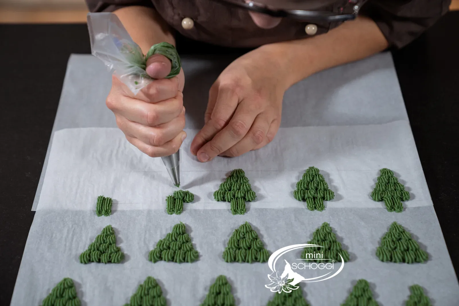 Dresser les sapins sur le papier cuisson avec la douille étoile