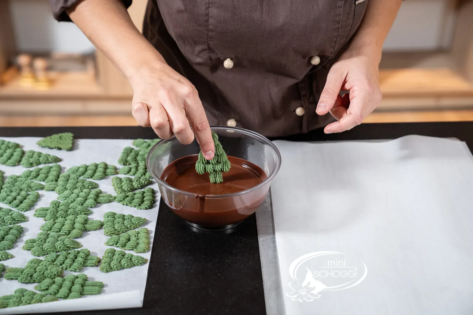 Tremper le tronc du sapin dans le chocolat noir