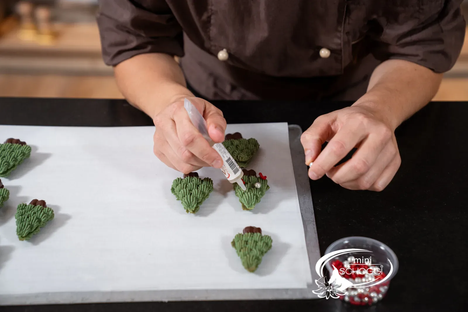 Poser la colle comestible sur le sapin