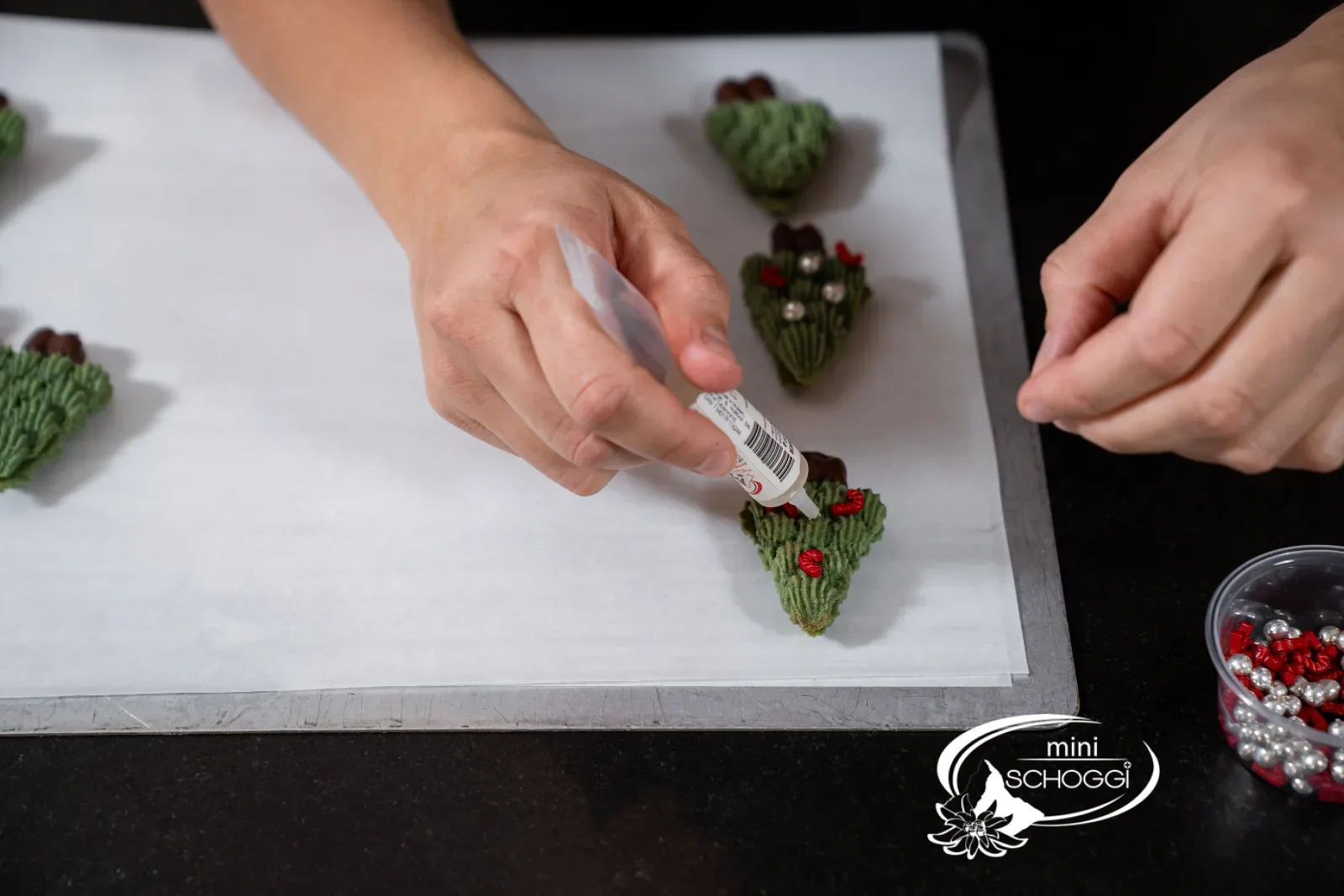 Coller des perles de sucre en guise de boules de Noël
