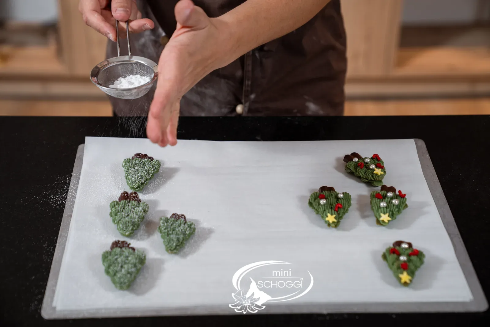 Saupoudrer les sapins de sucre glace