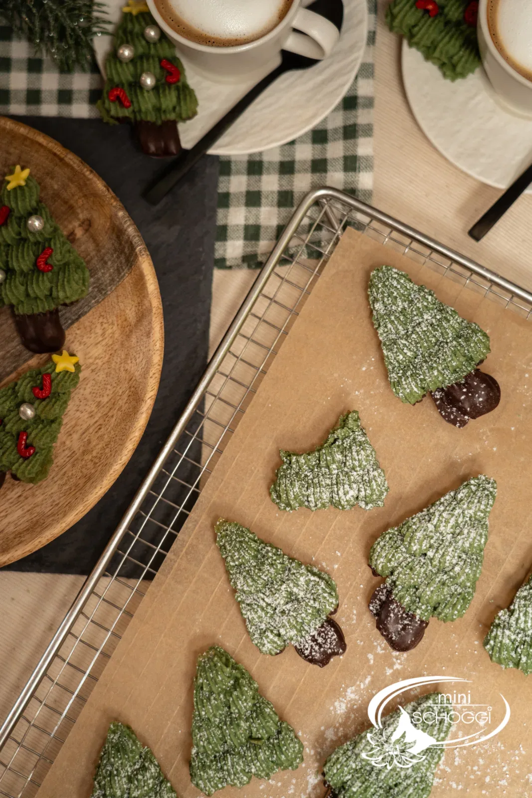 Sapins avec copeaux de sucre et étoiles de fondant vus de dessus