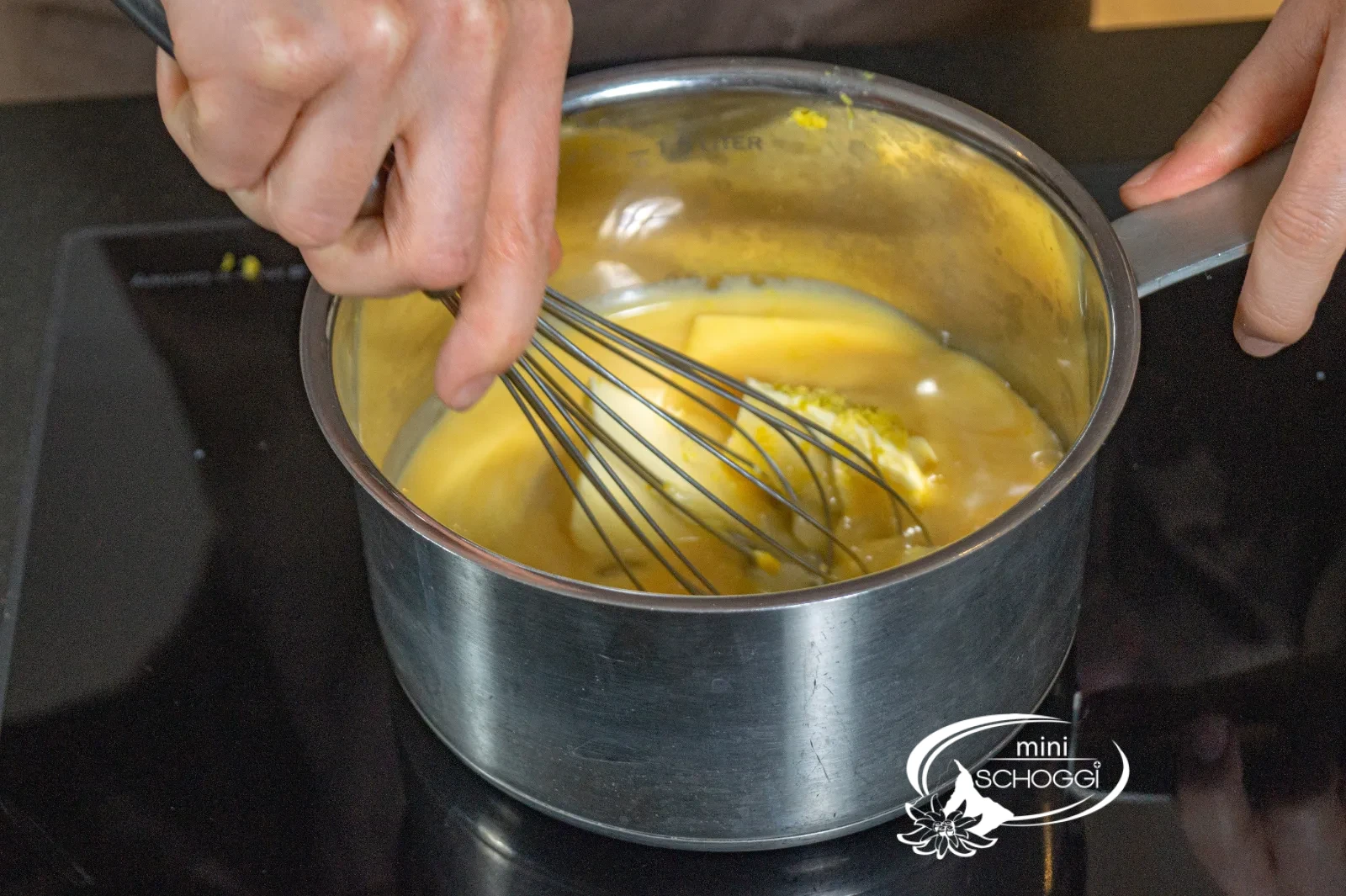 Gli ingredienti per la crema al limone vengono mescolati nella pentola con la frusta