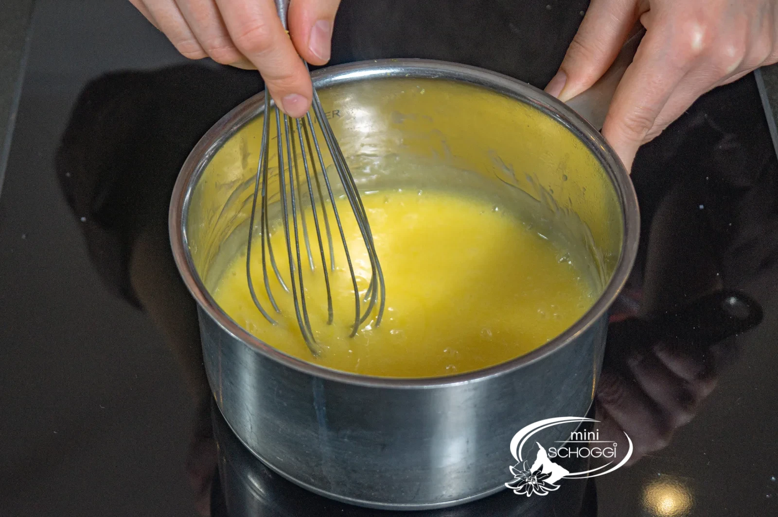 La crema al limone si è addensata e brilla nella pentola
