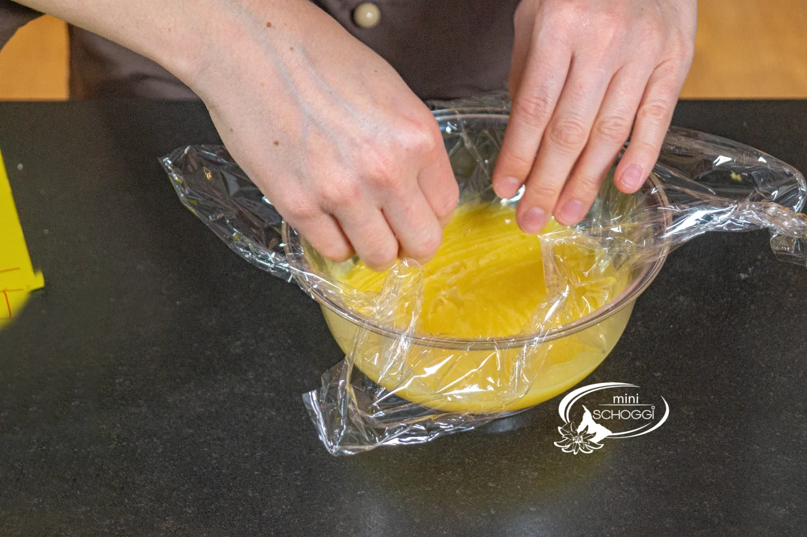La pellicola trasparente viene posata direttamente sulla superficie della crema al limone