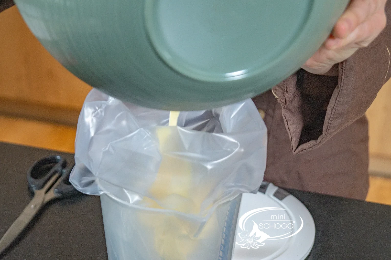 La crema pronta viene versata in un sac à poche