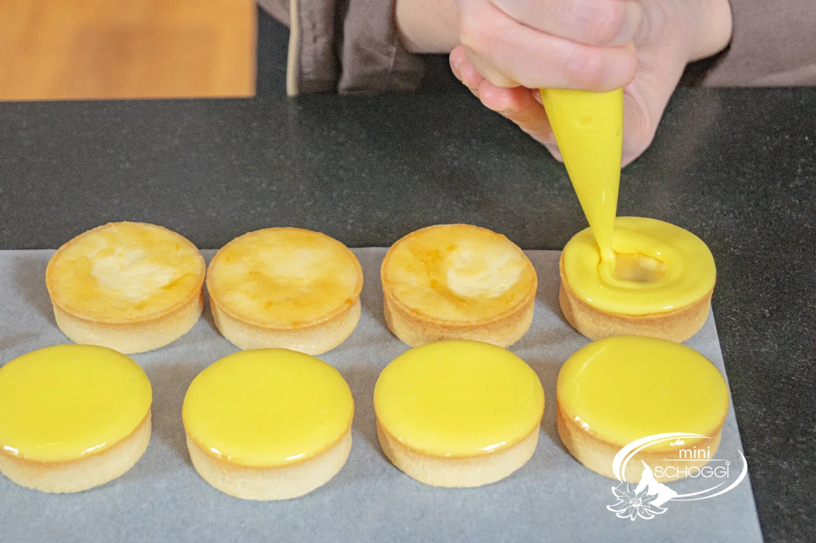 Il Fondant giallo viene dressato dal Sac à poche sulle tarteletta