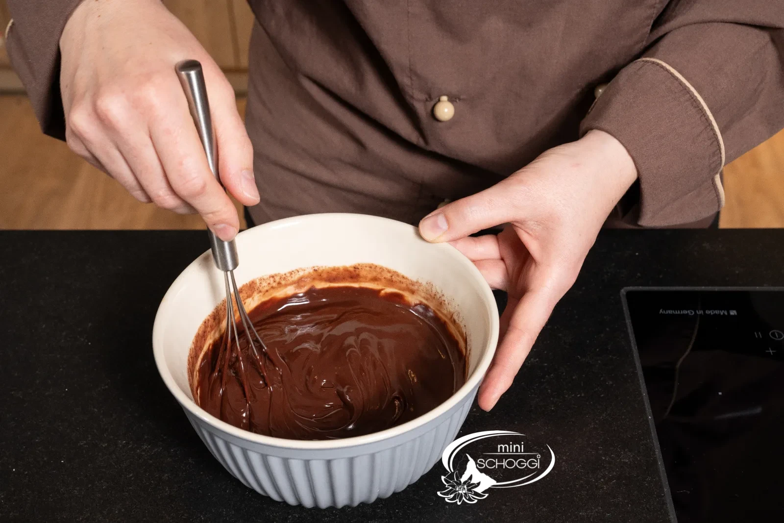 Die Ganache wird langsam glatt und glänzend gerührt