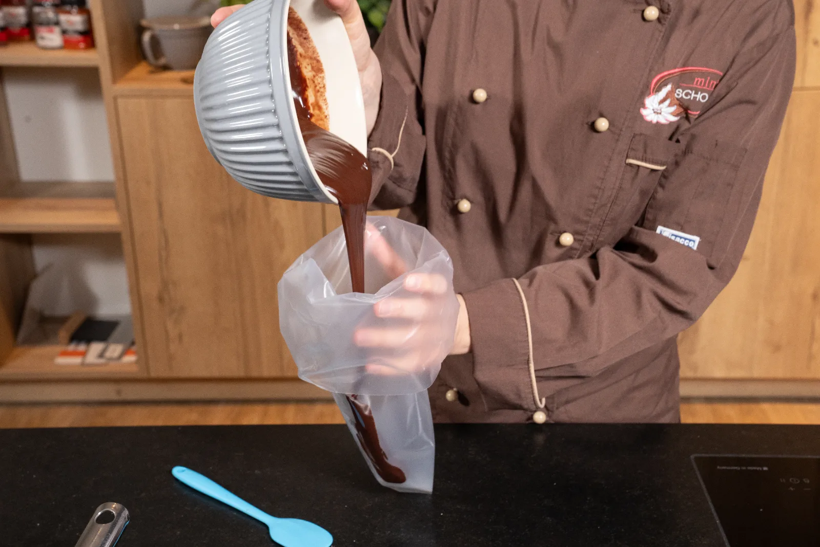 Die fertige Ganache wird in einen Spritzbeutel abgefüllt