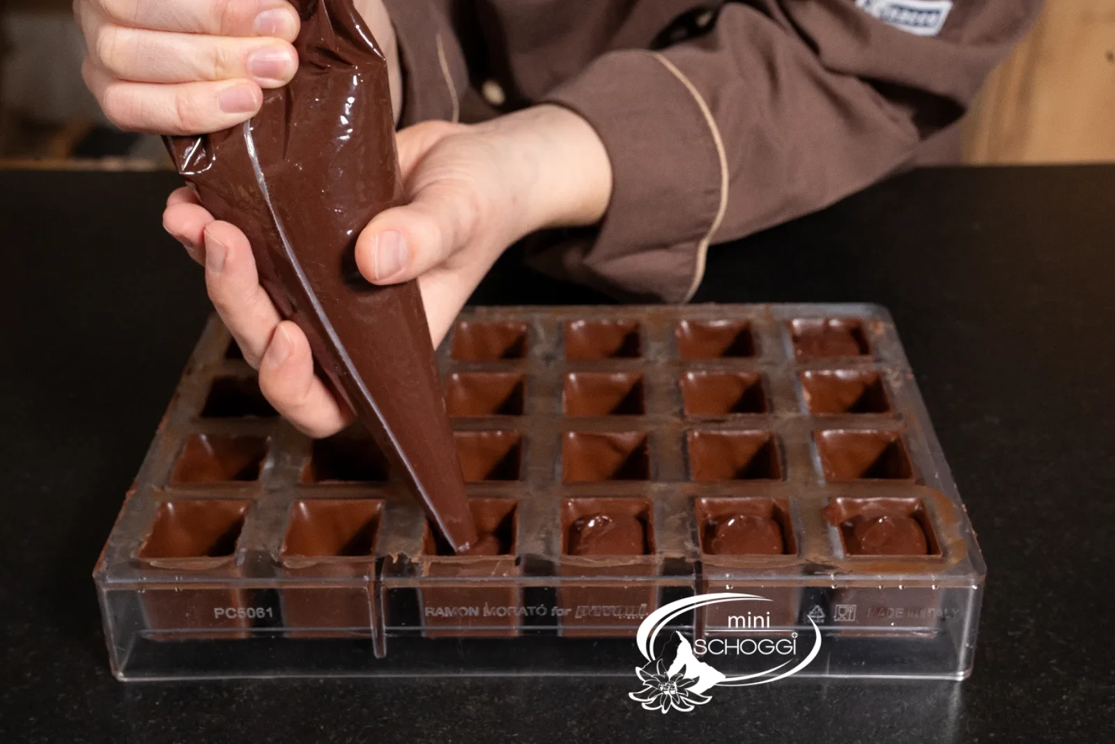 Der Spritzbeutel mit der Ganache wird für das Füllen vorbereitet