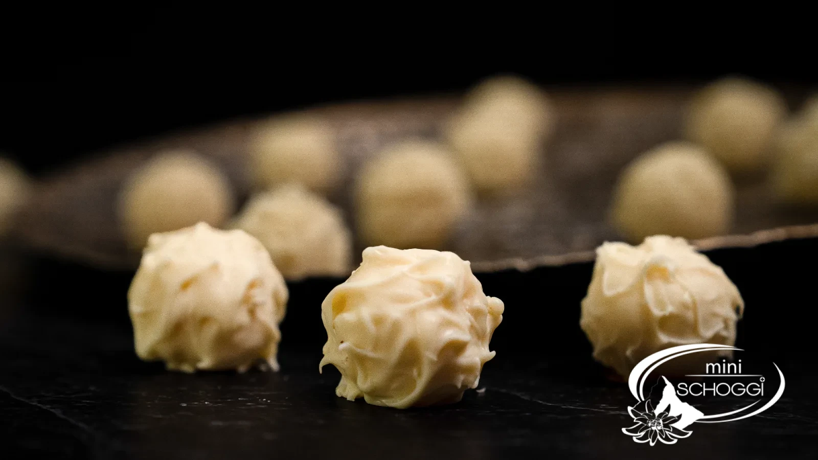 Les truffes fraîchement trempées sèchent à côté du thermorégulateur