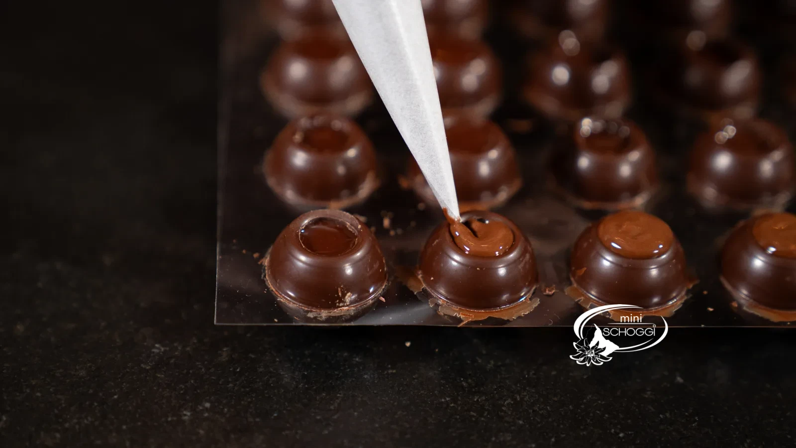 Rangée après rangée, les boules de praliné creuses sont garnies