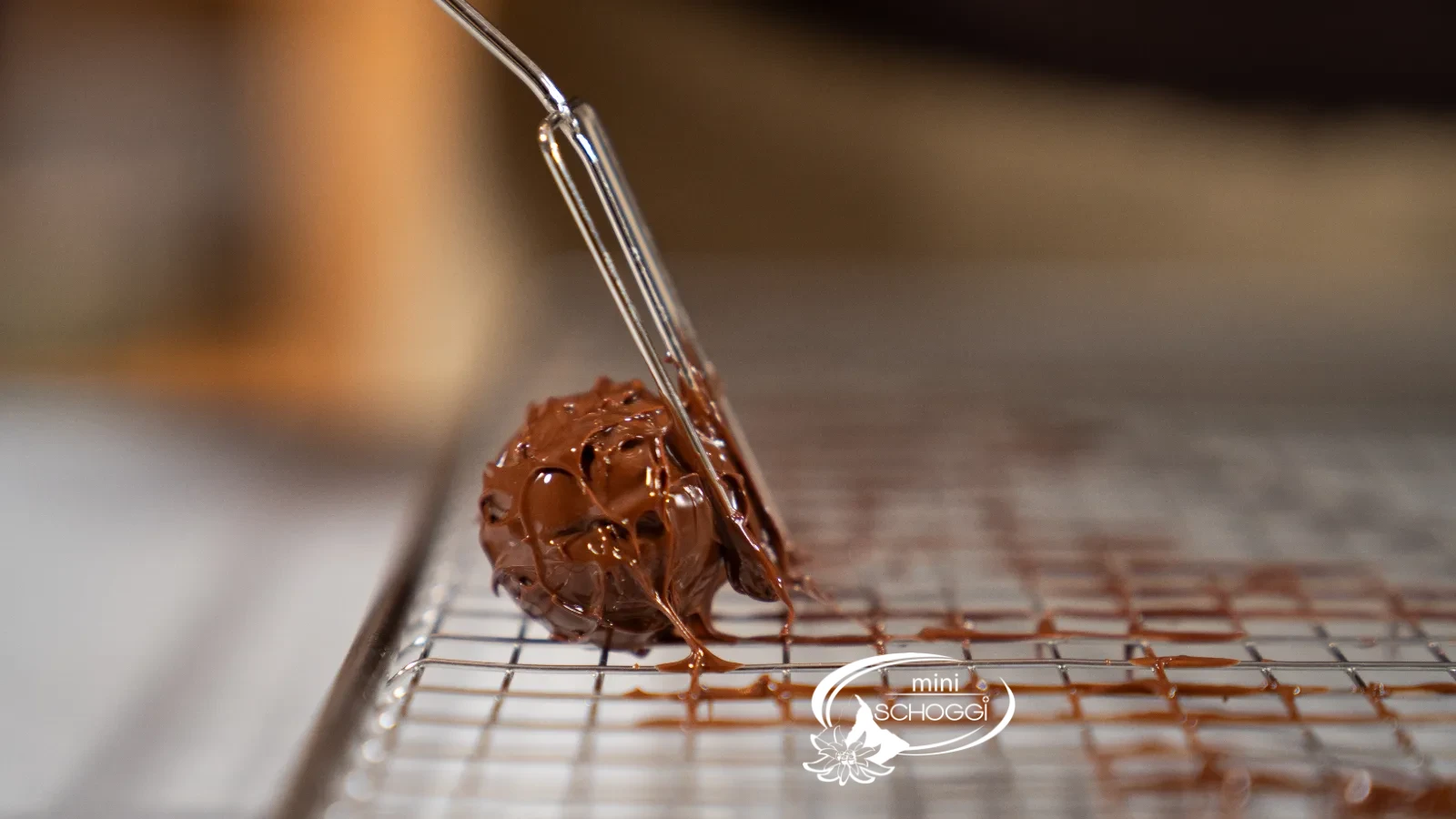 La truffe est roulée sur la grille avec la fourchette