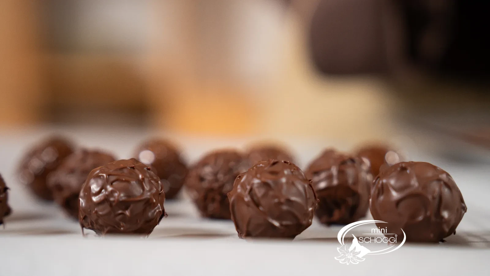 Les truffes terminées attendent de refroidir