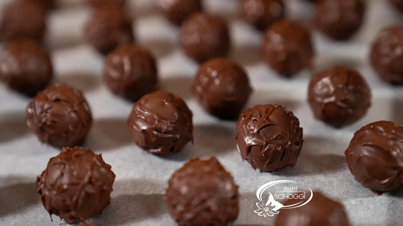 Les truffes terminées attendent de refroidir