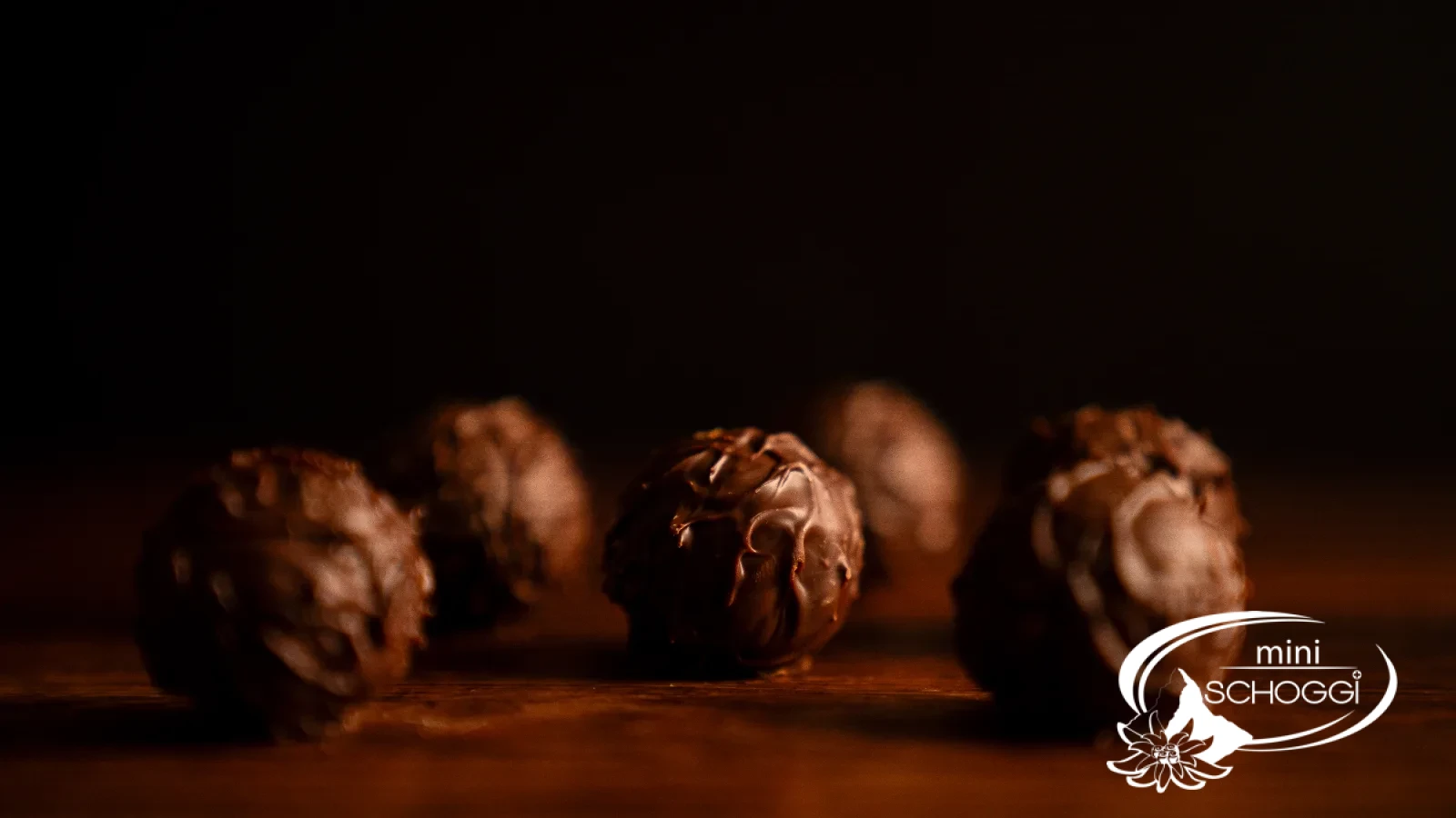 Les truffes enrobées sèchent à côté du thermorégulateur