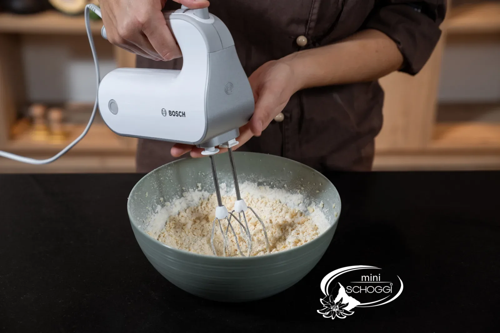 Incorporare brevemente la farina con le fruste elettriche
