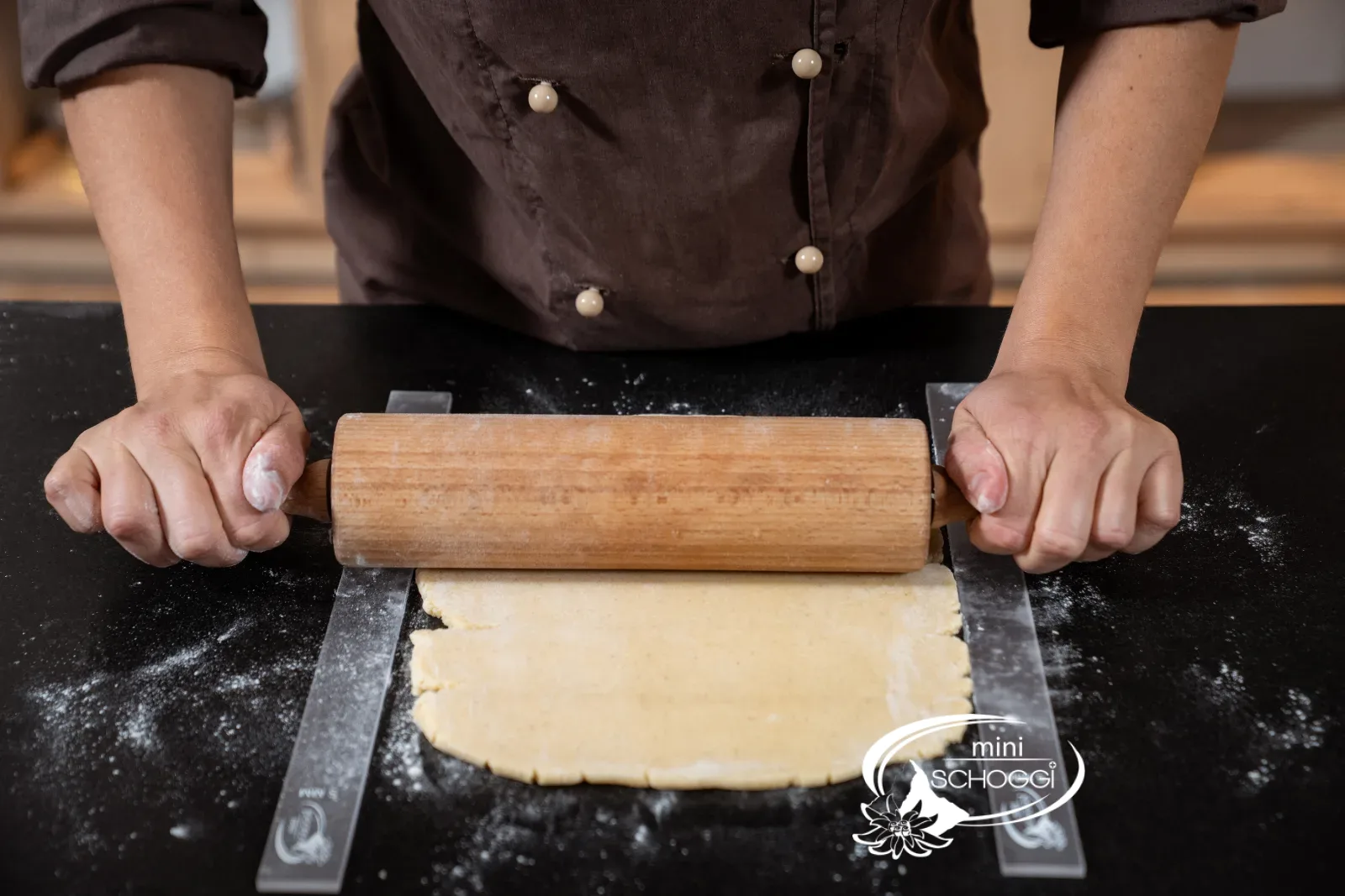 Stendere l'impasto alla vaniglia con il mattarello fino a 5 mm
