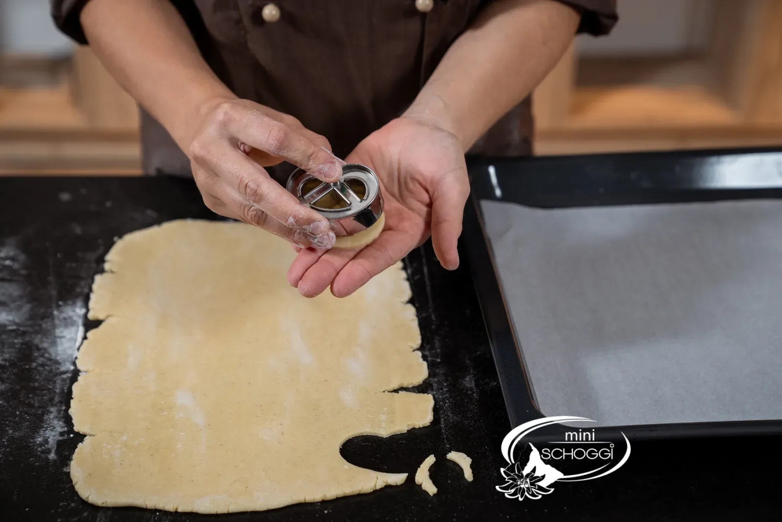 Premere il tagliabiscotti a forma di pretzel nell'impasto