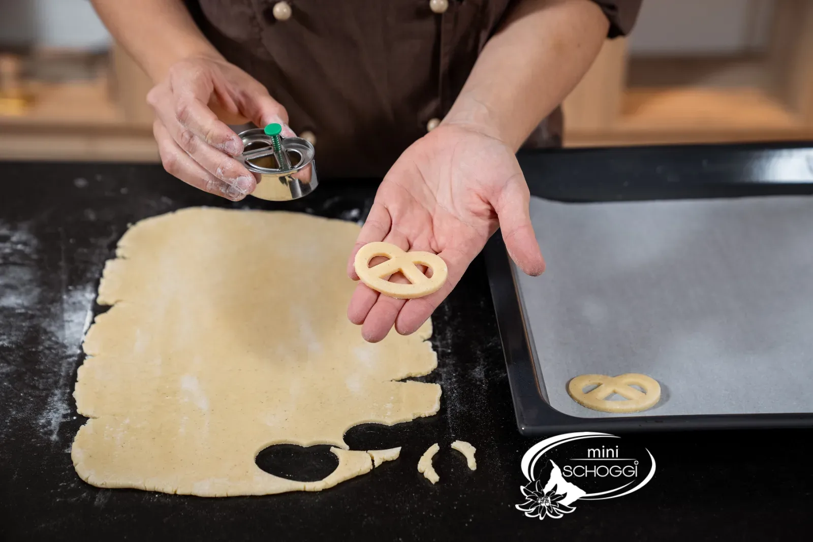 Staccare dal tagliabiscotti il pretzel alla vaniglia ritagliato