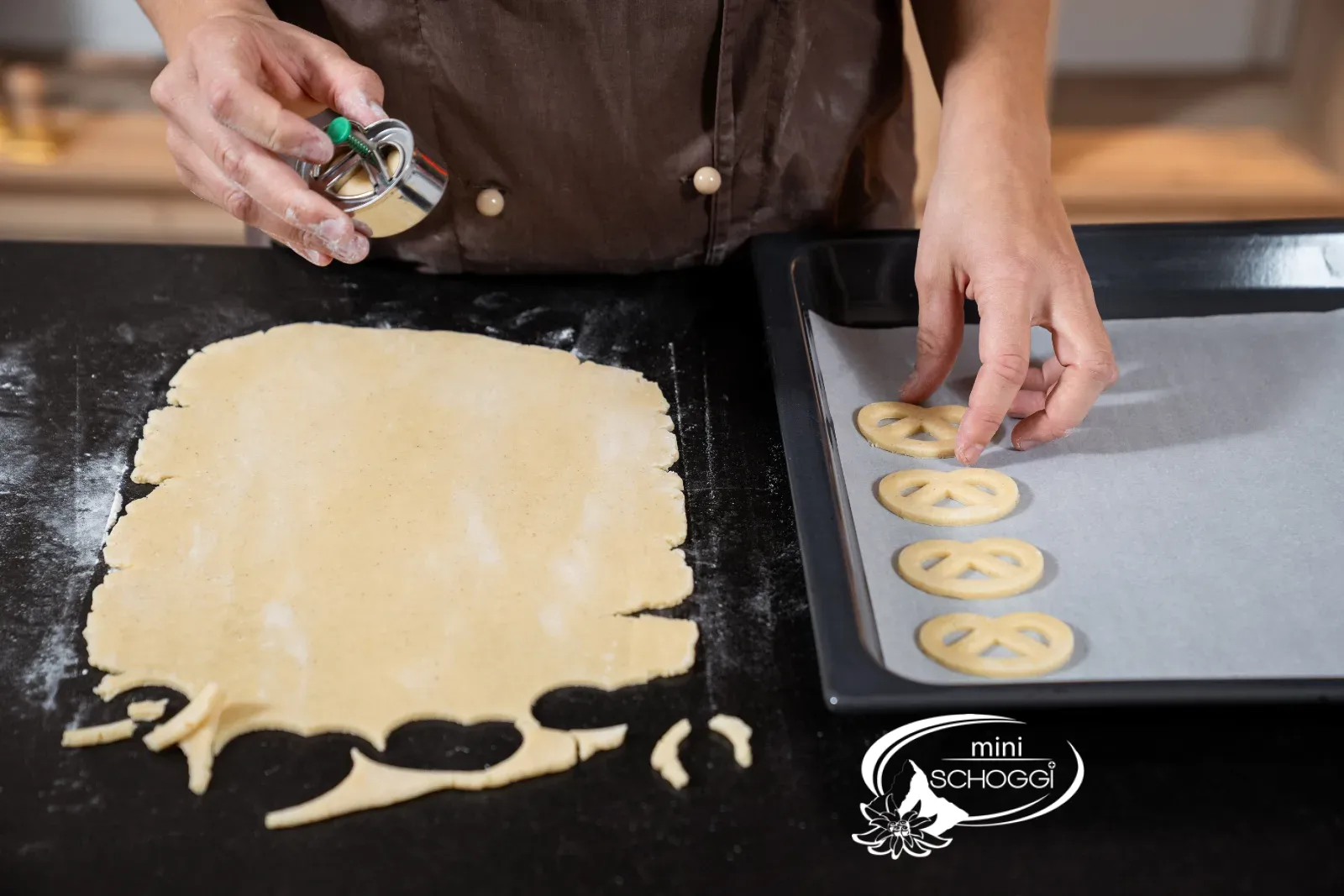Disporre i pretzel alla vaniglia sulla teglia